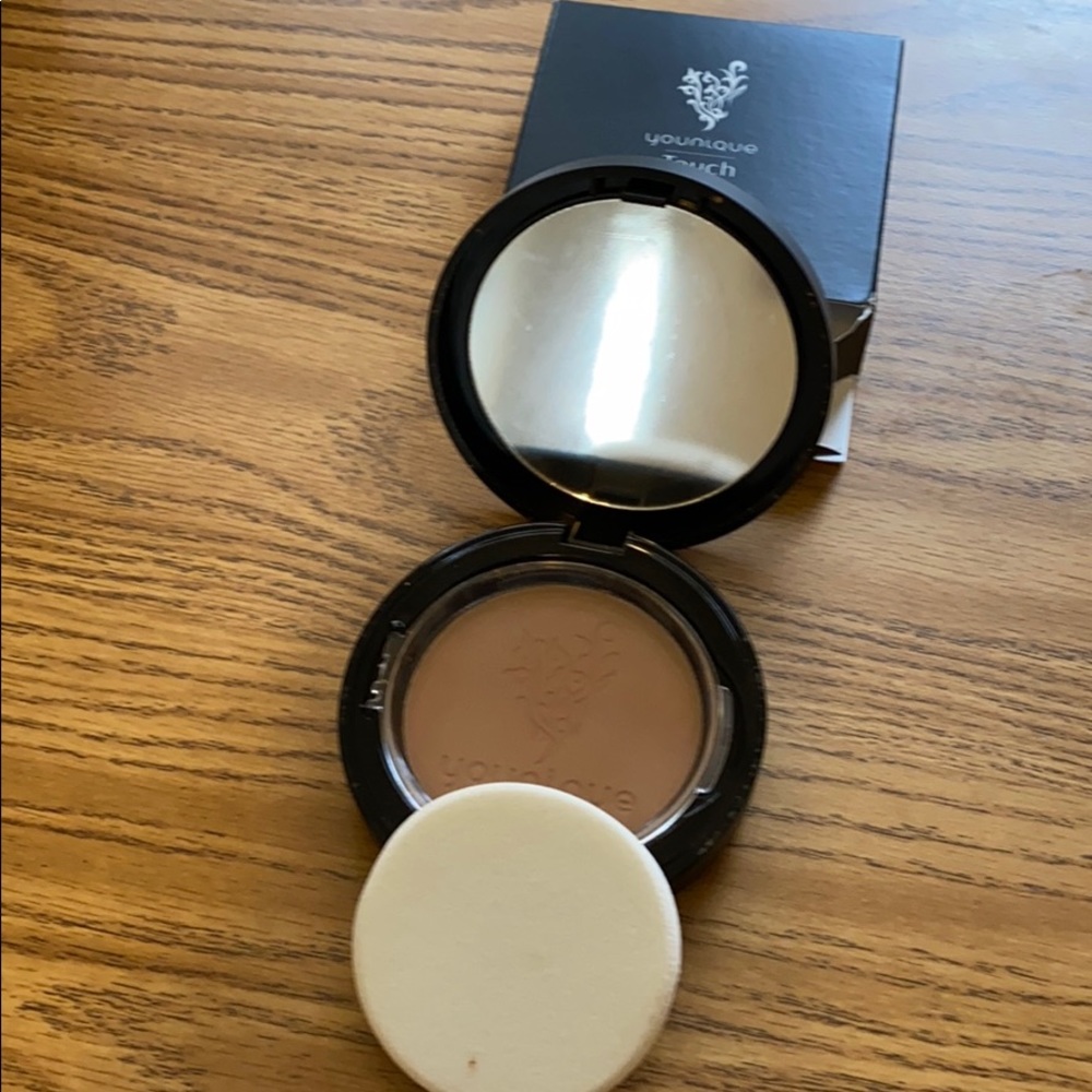 Younique Touch pressed powder foundation - Voile